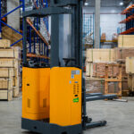 Штабелер самоходный 1,5 т 6,5 м TOR CDD15C Li-ion с кабиной 24/300 В/Ач